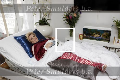 Amsterdam 13 maart 2021
Hanny Veerkamp is thuis vanuit het ziekenhuis nadat ze ongeluk in haar woonark heeft gehad.
