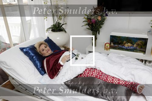 Amsterdam 13 maart 2021
Hanny Veerkamp is thuis vanuit het ziekenhuis nadat ze ongeluk in haar woonark heeft gehad.