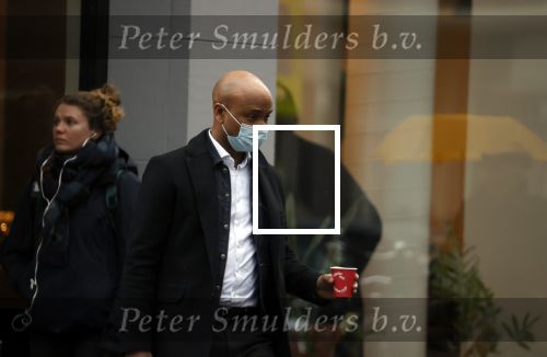 Amsterdam 16 maart 2021
Humberto Tan haalt koffietje in Amsterdam zuid
