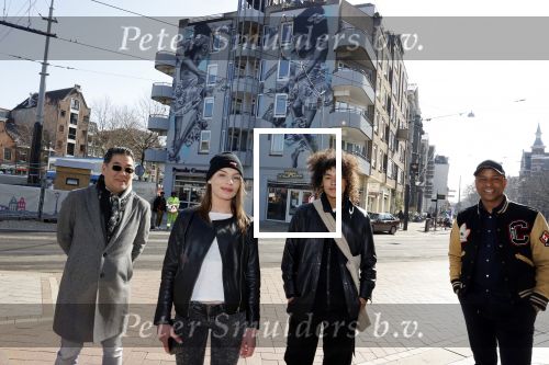 Amsterdam 26 maart 2021
Onthulling muurschildering van Judith de Leeuw bij het Leidse plein . Humberto Tan en Won Yip hebben gesponsord.