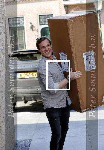 Noordwijk, 31 maart 2021 
Leroy Molkenboer (partner Maxime Meiland) sjouwend tijdens de verhuizing naar hun nieuwe huis