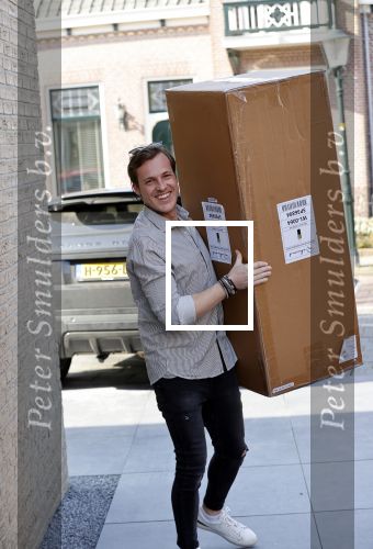 Noordwijk, 31 maart 2021 
Leroy Molkenboer (partner Maxime Meiland) sjouwend tijdens de verhuizing naar hun nieuwe huis
