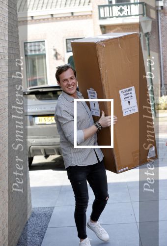 Noordwijk, 31 maart 2021 
Leroy Molkenboer (partner Maxime Meiland) sjouwend tijdens de verhuizing naar hun nieuwe huis