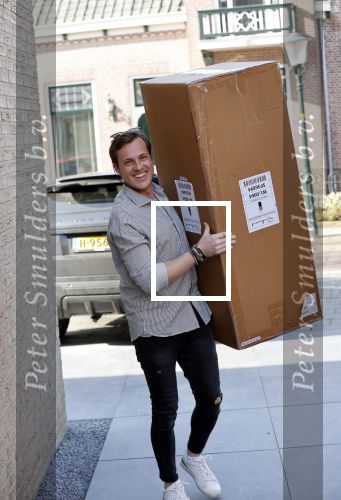 Noordwijk, 31 maart 2021 
Leroy Molkenboer (partner Maxime Meiland) sjouwend tijdens de verhuizing naar hun nieuwe huis