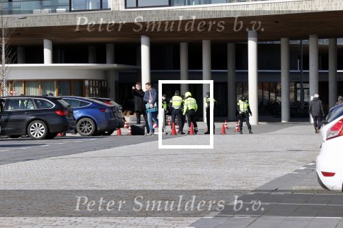 Amsterdam 25 maart 2021
Bilal Wahib rookt sigaret op zijn balkon van zijn appartement. Politie voor de deur van Bilal zijn appartement