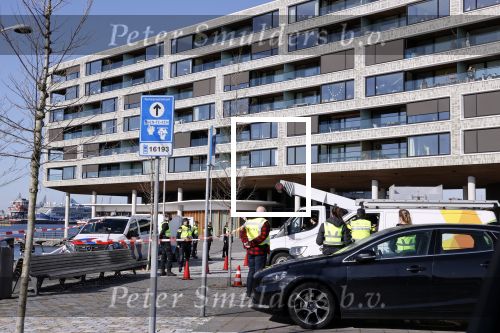 Amsterdam 25 maart 2021
Bilal Wahib rookt sigaret op zijn balkon van zijn appartement. Politie voor de deur van Bilal zijn appartement