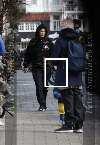 Amsterdam 13 maart 2021
Robine v d Meer met haar zoon in Amsterdam zuid.