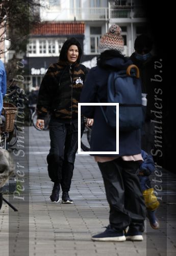 Amsterdam 13 maart 2021
Robine v d Meer met haar zoon in Amsterdam zuid.
