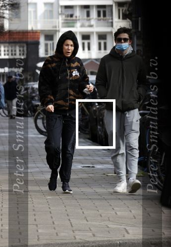 Amsterdam 13 maart 2021
Robine v d Meer met haar zoon in Amsterdam zuid.