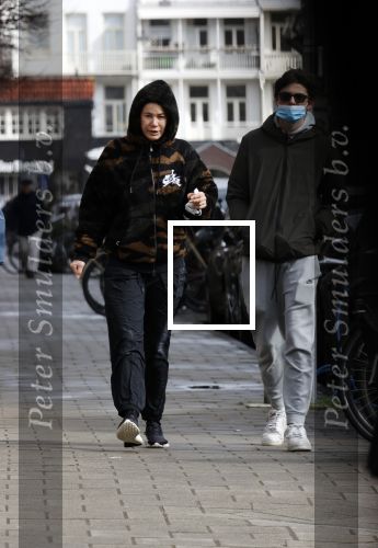Amsterdam 13 maart 2021
Robine v d Meer met haar zoon in Amsterdam zuid.