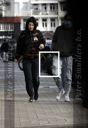 Amsterdam 13 maart 2021
Robine v d Meer met haar zoon in Amsterdam zuid.