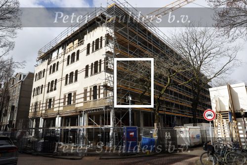 Amsterdam 13 maart 2021
Robine v d Meer met haar zoon in Amsterdam zuid.
In dit complex gaan Mark v d Loo en Robine v d Meer wonen. Appartement huis