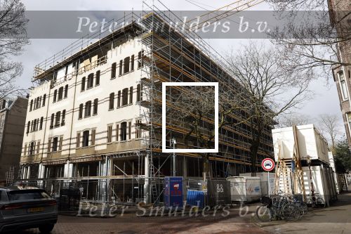 Amsterdam 13 maart 2021
Robine v d Meer met haar zoon in Amsterdam zuid.
In dit complex gaan Mark v d Loo en Robine v d Meer wonen. Appartement huis