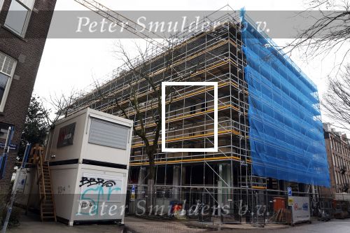 Amsterdam 13 maart 2021
Robine v d Meer met haar zoon in Amsterdam zuid.
In dit complex gaan Mark v d Loo en Robine v d Meer wonen. Appartement huis