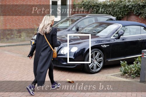 Bergschenhoek 11 maart 2021
Sarah v Soelen de nieuwe vriendin van Andre Hazes . Ze gaat met de Bentley met haar moeder naar schoonheidssalon.