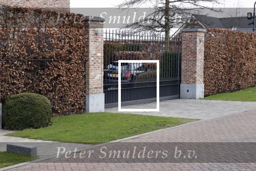 Bergschenhoek 11 maart 2021
Sarah v Soelen de nieuwe vriendin van Andre Hazes . Ze gaat met de Bentley met haar moeder naar schoonheidssalon.