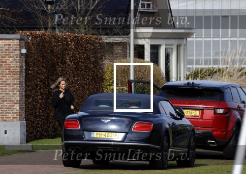 Bergschenhoek 11 maart 2021
Sarah v Soelen de nieuwe vriendin van Andre Hazes . Ze gaat met de Bentley met haar moeder naar schoonheidssalon.