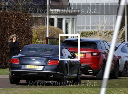 Bergschenhoek 11 maart 2021
Sarah v Soelen de nieuwe vriendin van Andre Hazes . Ze gaat met de Bentley met haar moeder naar schoonheidssalon.