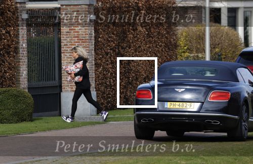 Bergschenhoek 11 maart 2021
Sarah v Soelen de nieuwe vriendin van Andre Hazes . Ze gaat met de Bentley met haar moeder naar schoonheidssalon.