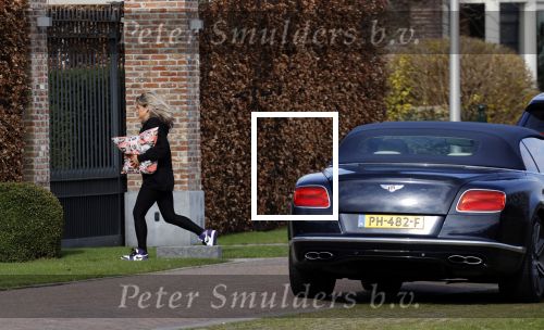 Bergschenhoek 11 maart 2021
Sarah v Soelen de nieuwe vriendin van Andre Hazes . Ze gaat met de Bentley met haar moeder naar schoonheidssalon.