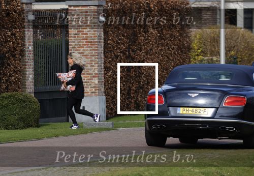 Bergschenhoek 11 maart 2021
Sarah v Soelen de nieuwe vriendin van Andre Hazes . Ze gaat met de Bentley met haar moeder naar schoonheidssalon.
