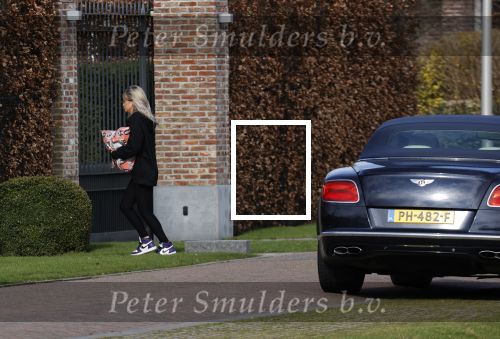 Bergschenhoek 11 maart 2021
Sarah v Soelen de nieuwe vriendin van Andre Hazes . Ze gaat met de Bentley met haar moeder naar schoonheidssalon.