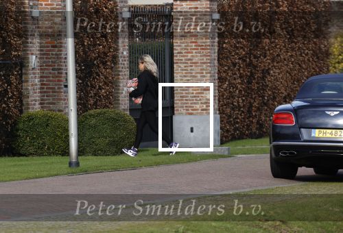 Bergschenhoek 11 maart 2021
Sarah v Soelen de nieuwe vriendin van Andre Hazes . Ze gaat met de Bentley met haar moeder naar schoonheidssalon.
