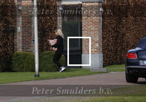 Bergschenhoek 11 maart 2021
Sarah v Soelen de nieuwe vriendin van Andre Hazes . Ze gaat met de Bentley met haar moeder naar schoonheidssalon.