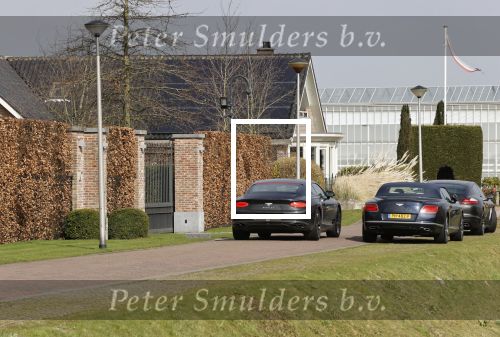 Bergschenhoek 11 maart 2021
Sarah v Soelen de nieuwe vriendin van Andre Hazes . Ze gaat met de Bentley met haar moeder naar schoonheidssalon.  De porsche Panamera van Rachel Hazes staat voor de deur van het huis van Sarah