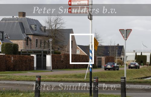 Bergschenhoek 11 maart 2021
Sarah v Soelen de nieuwe vriendin van Andre Hazes . Ze gaat met de Bentley met haar moeder naar schoonheidssalon.  De porsche Panamera van Rachel Hazes staat voor de deur van het huis van Sarah