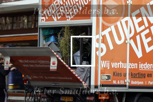 Amsterdam 5 maart 2021
Marieke Elsinga en haar vriend Sander verhuizen naar hun nieuwe huis . De studenten verhuizer verhuist ze.