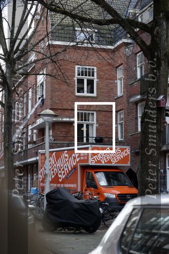 Amsterdam 5 maart 2021
Marieke Elsinga en haar vriend Sander verhuizen naar hun nieuwe huis . De studenten verhuizer verhuist ze.