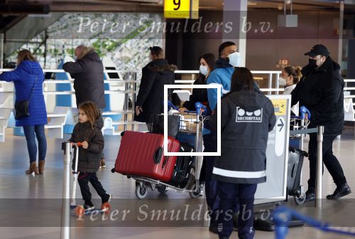 Schiphol 27 maart 2021
Yolanthe Cabau en haar zoontje Xess Xava op schiphol