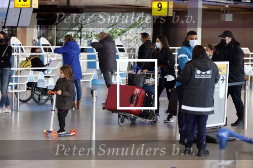 Schiphol 27 maart 2021
Yolanthe Cabau en haar zoontje Xess Xava op schiphol
