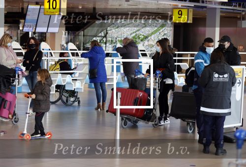 Schiphol 27 maart 2021
Yolanthe Cabau en haar zoontje Xess Xava op schiphol