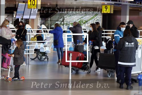 Schiphol 27 maart 2021
Yolanthe Cabau en haar zoontje Xess Xava op schiphol