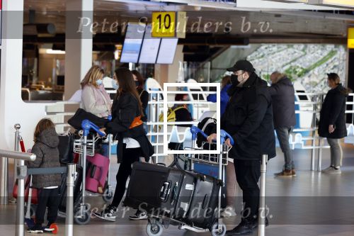 Schiphol 27 maart 2021
Yolanthe Cabau en haar zoontje Xess Xava op schiphol