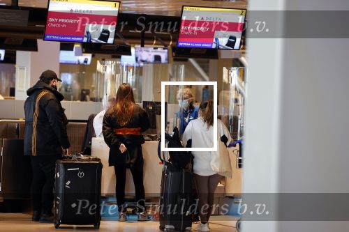 Schiphol 27 maart 2021
Yolanthe Cabau en haar zoontje Xess Xava op schiphol