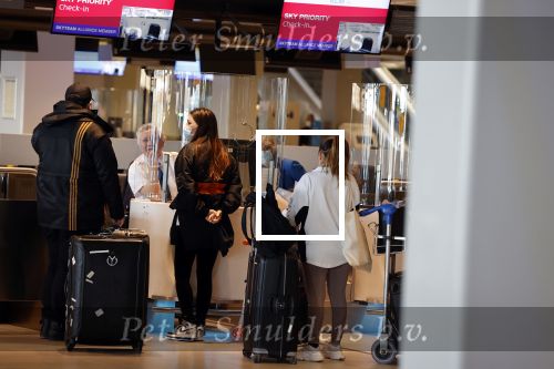 Schiphol 27 maart 2021
Yolanthe Cabau en haar zoontje Xess Xava op schiphol