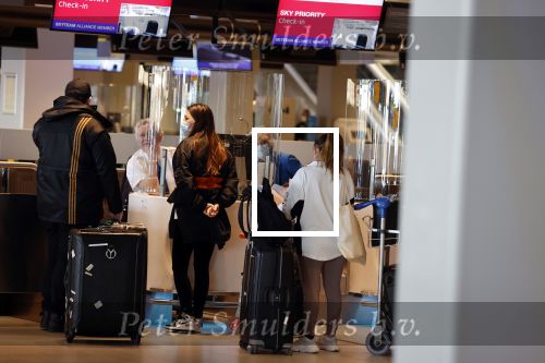 Schiphol 27 maart 2021
Yolanthe Cabau en haar zoontje Xess Xava op schiphol