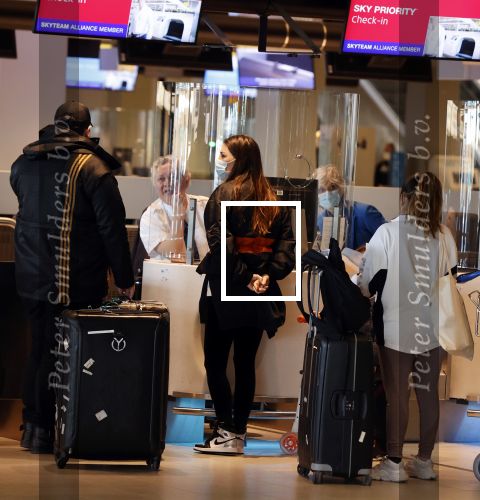 Schiphol 27 maart 2021
Yolanthe Cabau en haar zoontje Xess Xava op schiphol