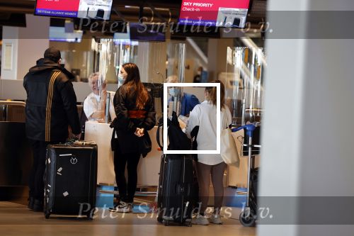 Schiphol 27 maart 2021
Yolanthe Cabau en haar zoontje Xess Xava op schiphol
