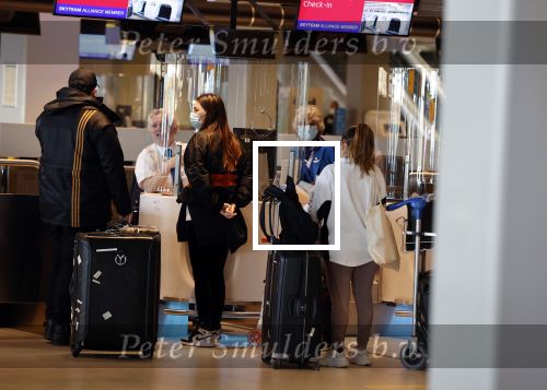 Schiphol 27 maart 2021
Yolanthe Cabau en haar zoontje Xess Xava op schiphol