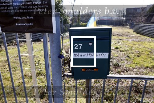 Amsterdam 10 maart 2022
Op het stuk bouwgrond van Ave Maria Putin en haar man is een Oekrainse vlag en een hart van lichtjes geplaatst
