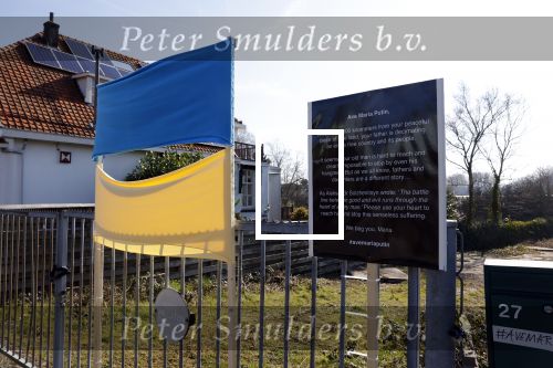 Amsterdam 10 maart 2022
Op het stuk bouwgrond van Ave Maria Putin en haar man is een Oekrainse vlag en een hart van lichtjes geplaatst