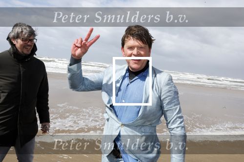 Bloemendaal 7 april 2022
Presentatie schoen van Beau v Erven Dorens in samenwerking met schoenenmerk Rehab. Beau komt al kite surfend aan . Zijn zonen zijn broers en vader zijn ook aanwezig bij strandtent de Republiek.