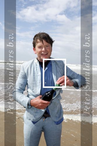 Bloemendaal 7 april 2022
Presentatie schoen van Beau v Erven Dorens in samenwerking met schoenenmerk Rehab. Beau komt al kite surfend aan . Zijn zonen zijn broers en vader zijn ook aanwezig bij strandtent de Republiek.