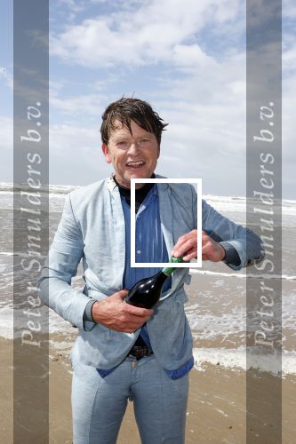 Bloemendaal 7 april 2022
Presentatie schoen van Beau v Erven Dorens in samenwerking met schoenenmerk Rehab. Beau komt al kite surfend aan . Zijn zonen zijn broers en vader zijn ook aanwezig bij strandtent de Republiek.