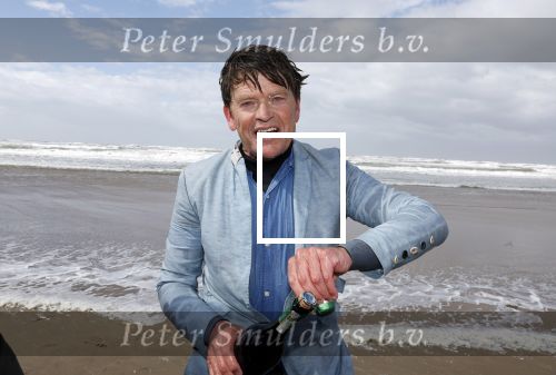 Bloemendaal 7 april 2022
Presentatie schoen van Beau v Erven Dorens in samenwerking met schoenenmerk Rehab. Beau komt al kite surfend aan . Zijn zonen zijn broers en vader zijn ook aanwezig bij strandtent de Republiek.