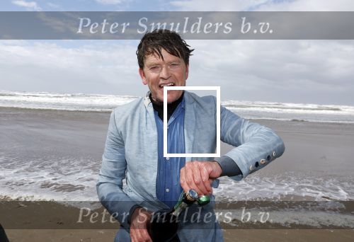 Bloemendaal 7 april 2022
Presentatie schoen van Beau v Erven Dorens in samenwerking met schoenenmerk Rehab. Beau komt al kite surfend aan . Zijn zonen zijn broers en vader zijn ook aanwezig bij strandtent de Republiek.